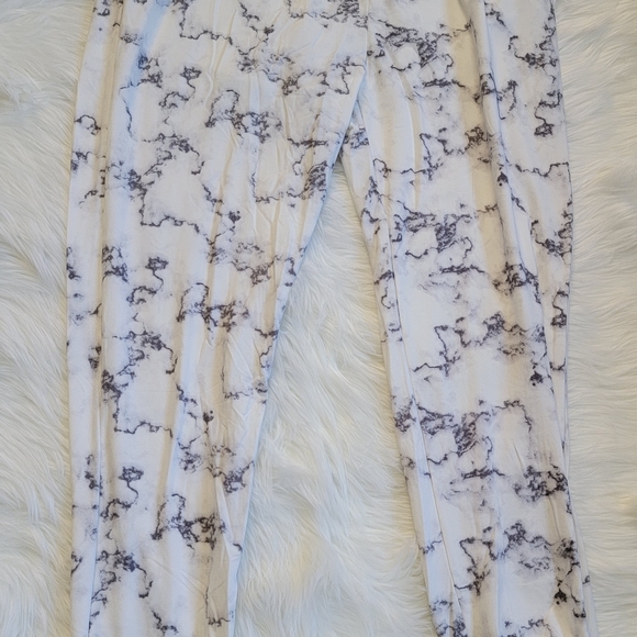 Plus size joggers with marble design - Picture 4 of 5